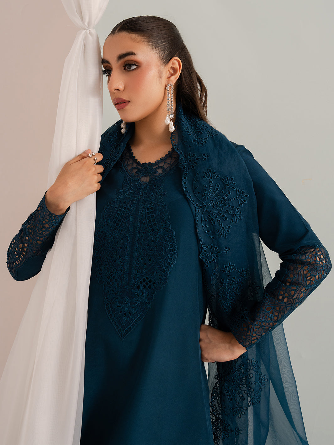 Izel | The Silk Chapter | Pebble-4