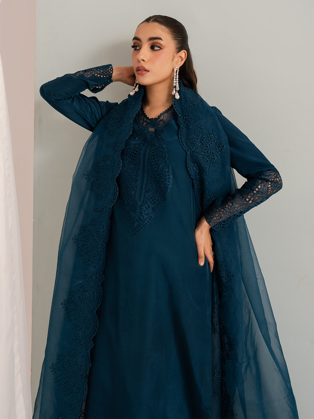 Izel | The Silk Chapter | Pebble, image 2