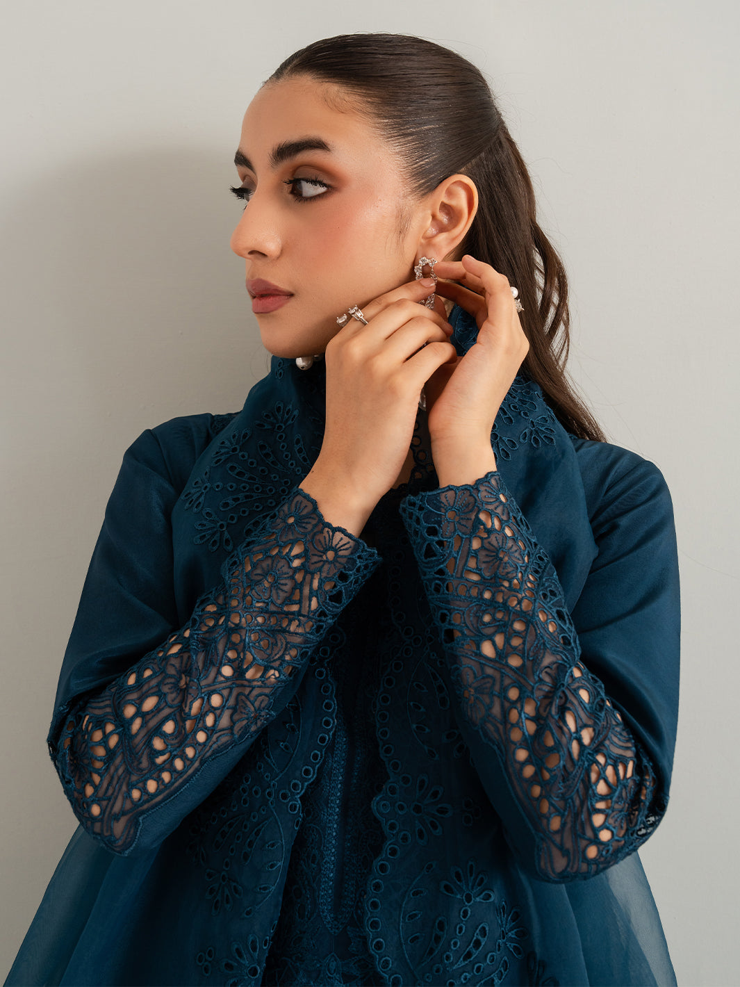 Izel | The Silk Chapter | Pebble, image 3