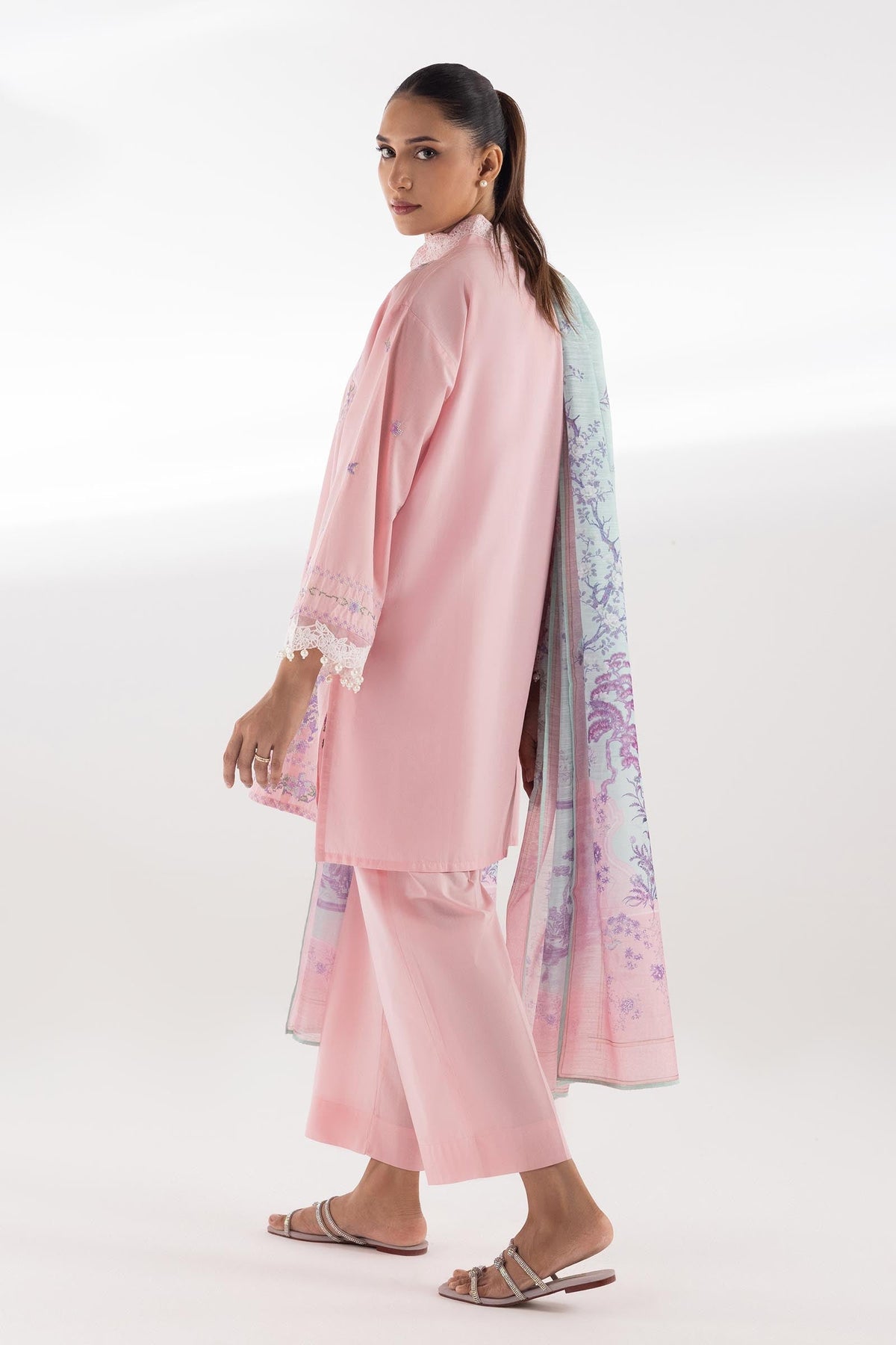 Sana Safinaz | Luxury Pret | Muzlin Lawn Suit SC26MUZ112BP3, image 2