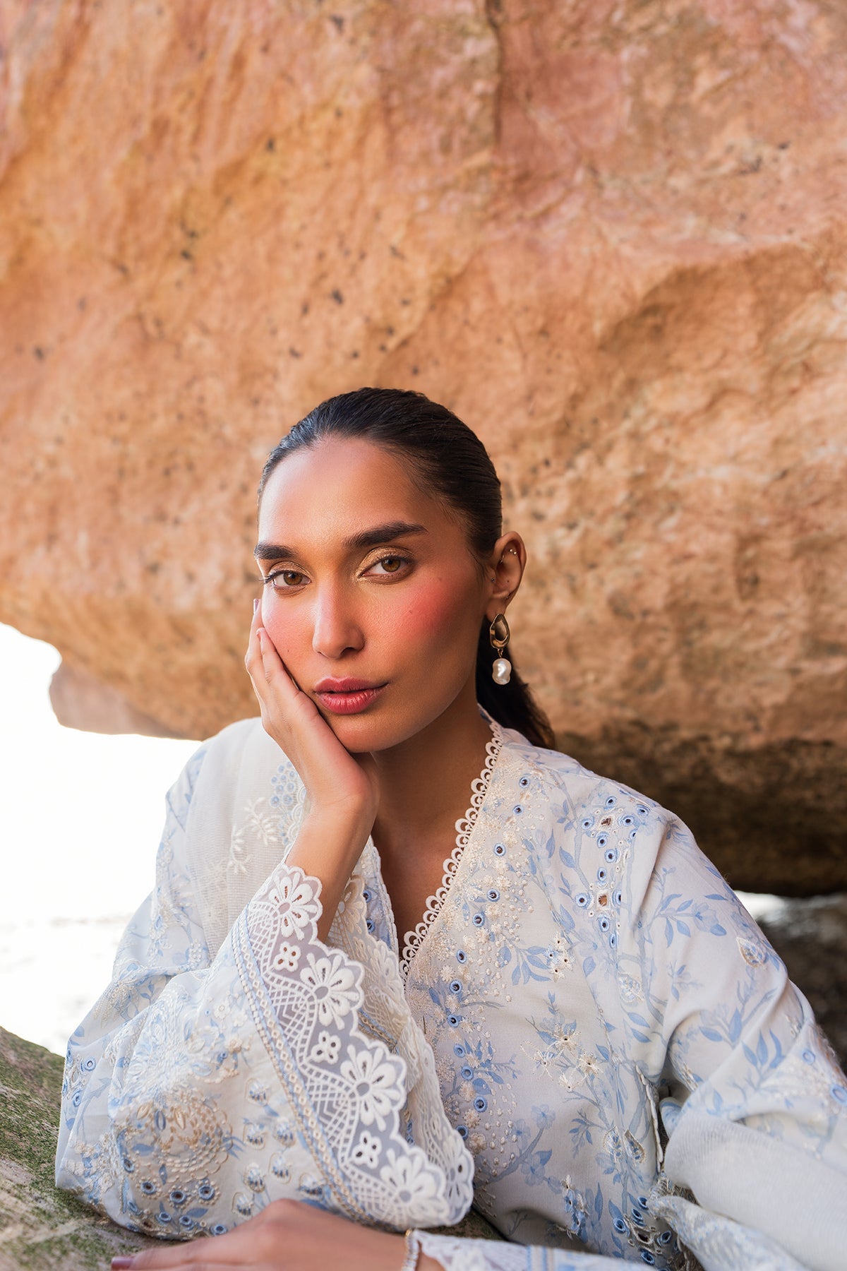 Afrozeh Nerida pearl white embroidered lawn suit, photo 3
