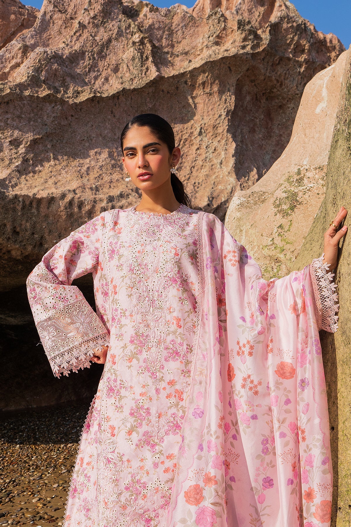 Afrozeh Zar baby pink embroidered lawn suit, photo 3