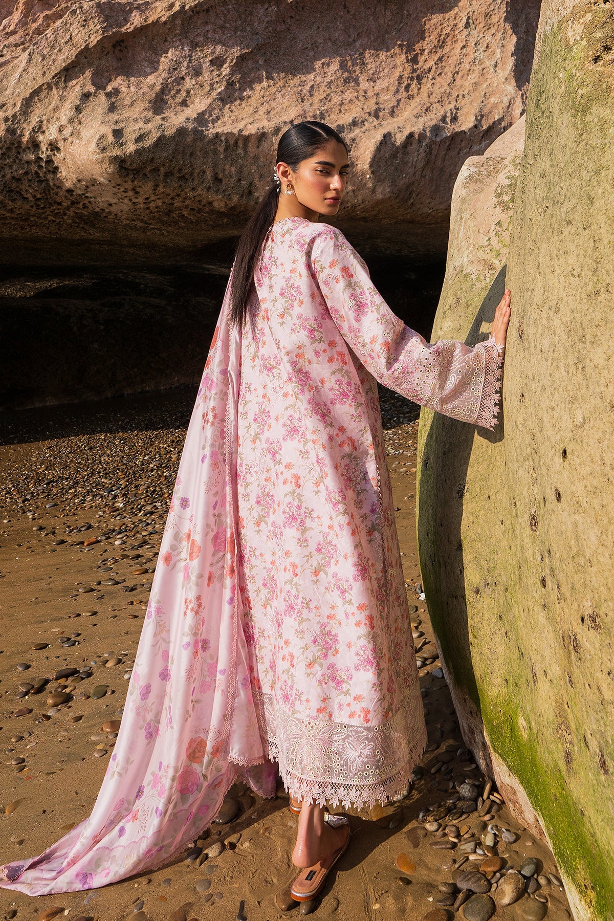 Afrozeh Zar baby pink embroidered lawn suit, photo 2