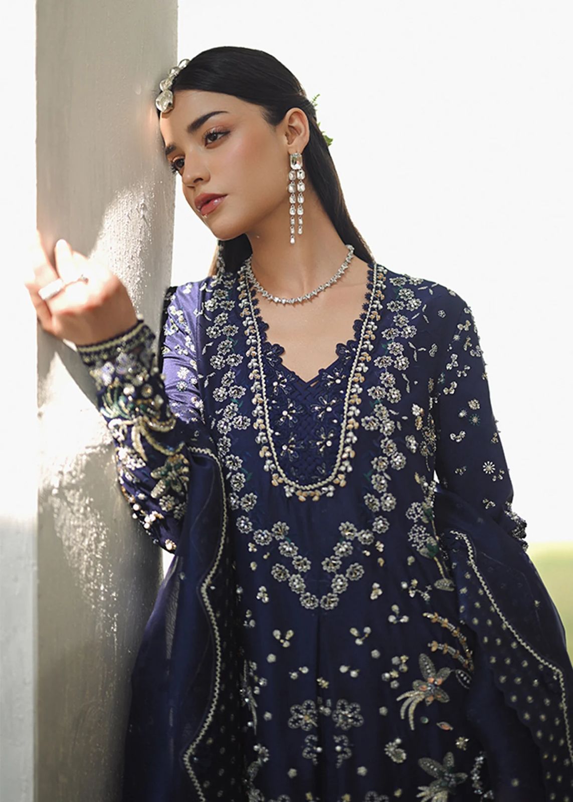 Suffuse Aroosh midnight blue raw silk formal suit, photo 4