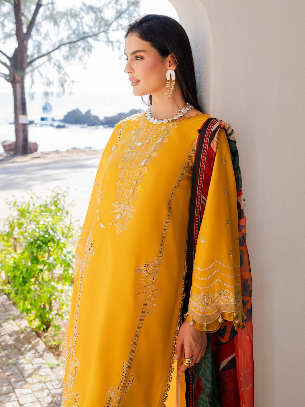 Izel | Dareen Luxury Lawn 26 | Zareen, image 4
