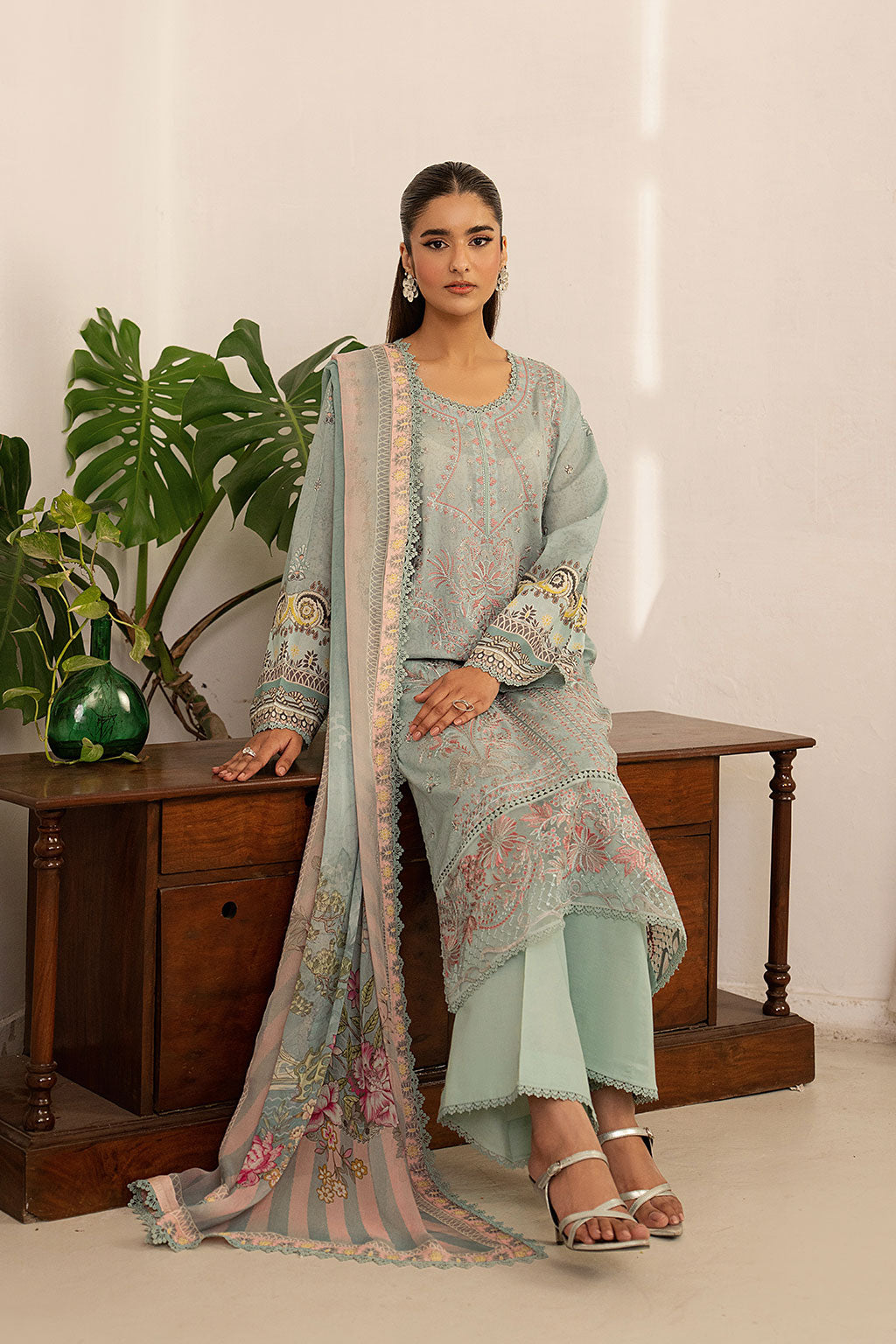 Ramsha | Mashal Luxury Lawn | L-1604, image 5
